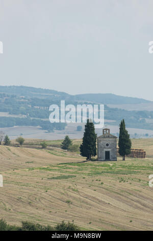 Vista panoramica sulla Cappella della Madonna di Vitaleta a San Quirico d'Orcia, Toscana, Italia Foto Stock