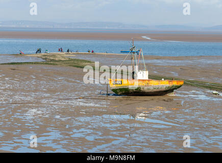 Una piccola pesca costiera arenarsi in barca abbandonata a Morecambe, England, Regno Unito Foto Stock