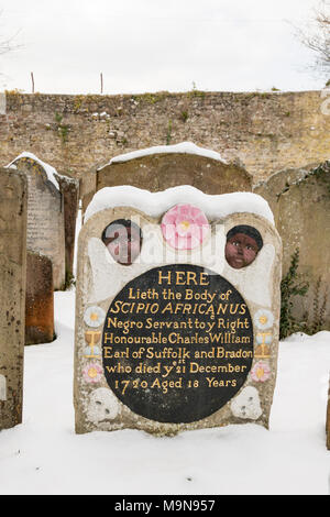 Le lapidi sulla tomba di Scipione africani, uno slave, nella chiesa di Santa Maria in Henbury, Bristol coperto di neve. Foto Stock