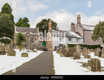 Chiesa di Santa Maria in Henbury, Bristol coperto di neve. Foto Stock