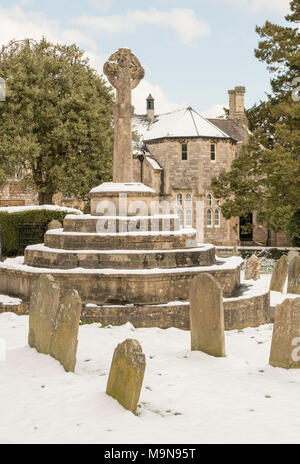 Chiesa di Santa Maria in Henbury, Bristol coperto di neve. Foto Stock