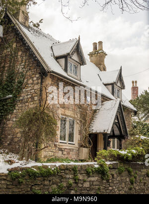 Grazioso cottage in Blaise, vicino Henry, north Bristol, coperto di neve Foto Stock