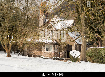 Coperta di neve cottages a Blaise borgo vicino Henbury, north Bristol Foto Stock