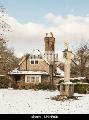 Coperta di neve cottages a Blaise borgo vicino Henbury, north Bristol Foto Stock