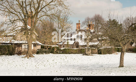 Coperta di neve cottages a Blaise borgo vicino Henbury, north Bristol Foto Stock