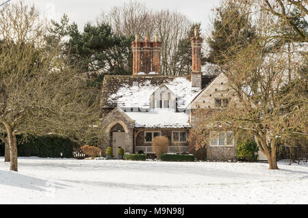 Coperta di neve cottages a Blaise borgo vicino Henbury, north Bristol Foto Stock