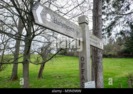 Dito,segno,signpost,a,Offas,Dike,Dyke,long,distanza,National,sentiero,escursioni,percorso,lungo,confine,d,Galles,e,l'Inghilterra,UK.,vicino villaggio,d,Llanymynech, Foto Stock