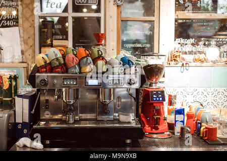 Diverse tazze di ceramica e professional caffettiera nel negozio Foto Stock
