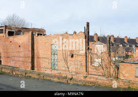 Parte demolite red muro di mattoni in Kings Heath, Birmingham Foto Stock