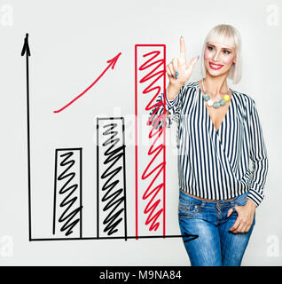 Sorridente Business donna rosso con freccia ascendente e Grafici Grafici, che rappresenta la crescita del business. Il successo del business Concept Foto Stock