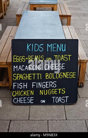 Menu per bambini bordo esterno del ristorante a Chiswick, West London Foto Stock