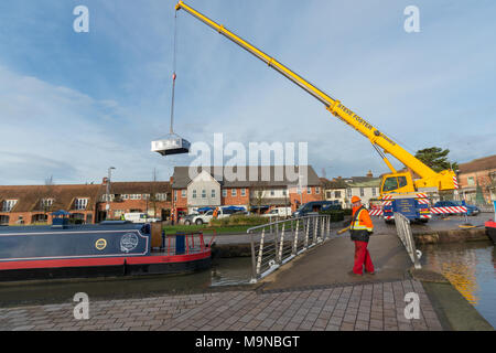 Stratford Warwickshire Inghilterra 27 novembre 2018 barche sollevato al di fuori dell'acqua mediante la gru nel bacino del canale Foto Stock