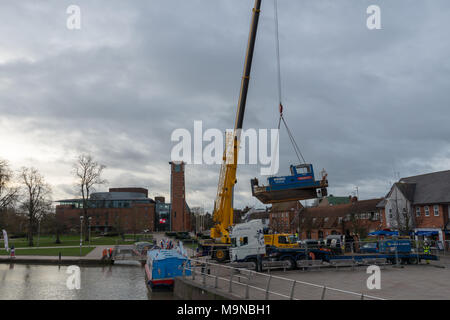 Stratford Warwickshire Inghilterra 27 novembre 2018 barche sollevato al di fuori dell'acqua mediante la gru nel bacino del canale Foto Stock