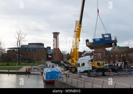 Stratford Warwickshire Inghilterra 27 novembre 2018 barche sollevato al di fuori dell'acqua mediante la gru nel bacino del canale Foto Stock