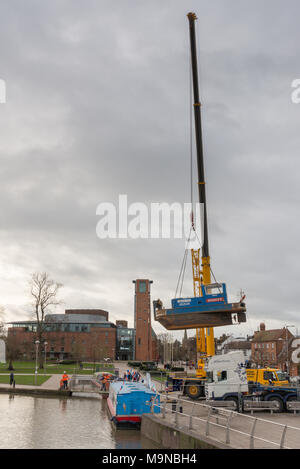 Stratford Warwickshire Inghilterra 27 novembre 2018 barche sollevato al di fuori dell'acqua mediante la gru nel bacino del canale Foto Stock