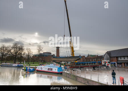 Stratford Warwickshire Inghilterra 27 novembre 2018 barche sollevato al di fuori dell'acqua mediante la gru nel bacino del canale Foto Stock