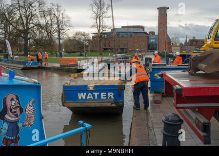 Stratford Warwickshire Inghilterra 27 novembre 2018 barche sollevato al di fuori dell'acqua mediante la gru nel bacino del canale Foto Stock