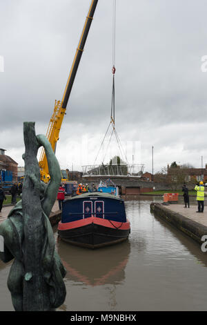 Stratford Warwickshire Inghilterra 27 novembre 2018 barche sollevato al di fuori dell'acqua mediante la gru nel bacino del canale Foto Stock