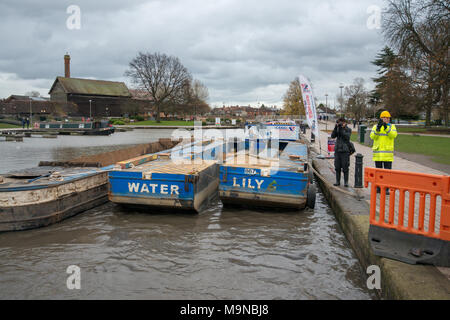 Stratford Warwickshire Inghilterra 27 novembre 2018 barche sollevato al di fuori dell'acqua mediante la gru nel bacino del canale Foto Stock