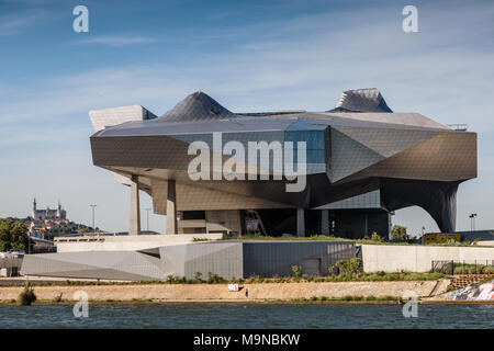 Vista dal fiume del Musée des Confluences, un science center e il Museo di antropologia, Lione, Francia Foto Stock