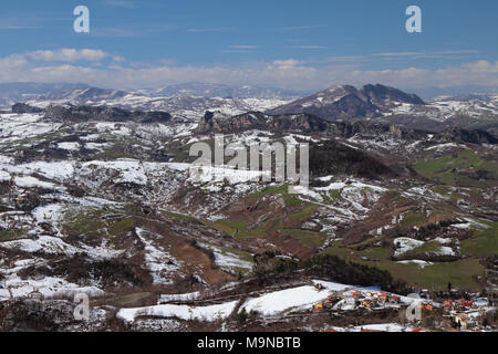 Appennino in marzo. San Marino e la Repubblica italiana Foto Stock