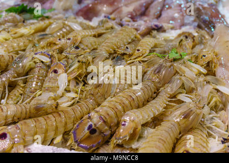 Crudo fresco gamberi closeup sul mercato Foto Stock