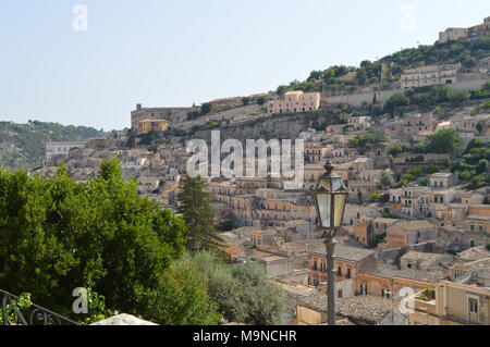 Vista di un antico scorcio di Modica, la città di cioccolato, Ragusa, Sicilia, Italia Foto Stock