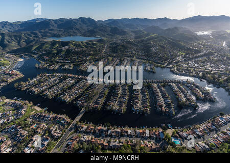 Vista aerea di Westlake Island e il lago in migliaia di querce e Westlake Village europee nella California Meridionale. Foto Stock