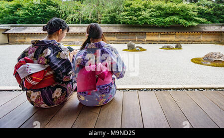 KYOTO, Giappone - 7 giugno: le donne non identificato vestito in abiti tradizionali e osservare la tipica giapponese giardino zen a Kyoto il 7 giugno 2015 in Giappone Foto Stock