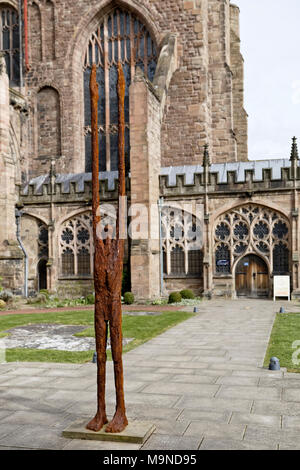 "Oltre i limiti" scultura in ferro, resina e acciaio inossidabile da John O'Connor in Hereford cattedrale Lady Arbour Garden Foto Stock