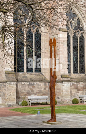 "Oltre i limiti" scultura in ferro, resina e acciaio inossidabile da John O'Connor in Hereford cattedrale Lady Arbour Garden Foto Stock