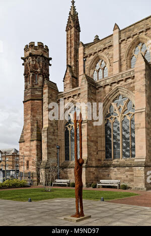 "Oltre i limiti" scultura in ferro, resina e acciaio inossidabile da John O'Connor in Hereford cattedrale Lady Arbour Garden Foto Stock