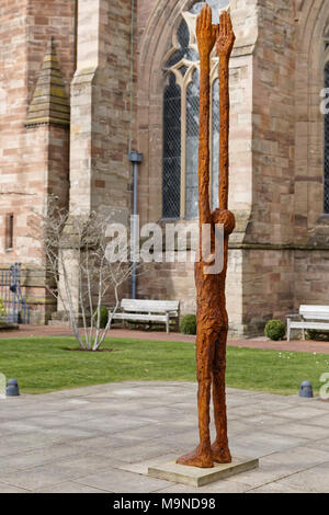 "Oltre i limiti" scultura in ferro, resina e acciaio inossidabile da John O'Connor in Hereford cattedrale Lady Arbour Garden Foto Stock