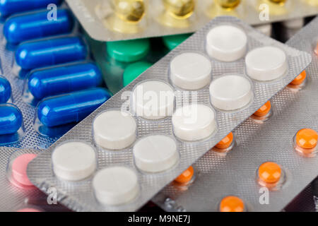 Industria farmaceutica, gruppo di differenti pillole colorate in blister Foto Stock