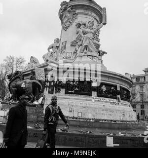 Postumi di Charlie attacchi terroristici: gente rende omaggio alle vittime, Parigi, FranceRepublic square Foto Stock