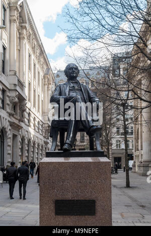 Una statua di William Wetmore Storia di George Peabody (1795 1869), imprenditore e filantropo e fondatore di The Peabody Trust housing association. Foto Stock