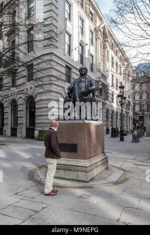 Una statua di William Wetmore Storia di George Peabody (1795 1869), imprenditore e filantropo e fondatore di The Peabody Trust housing association. Foto Stock