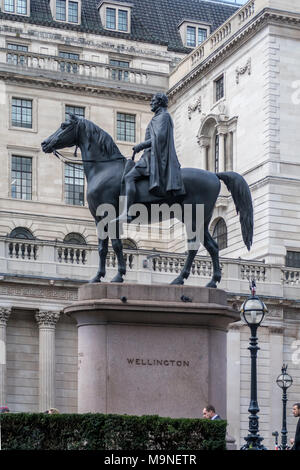 Statua equestre del Duca di Wellington, scolpito da Francis Chantrey Leggatt e Herbert William Weekes. Situato al Royal Exchange, Londra Foto Stock