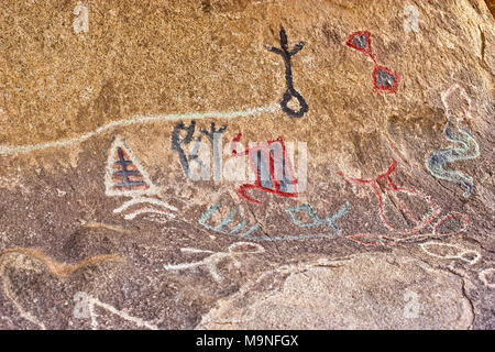 Unico Native American incisioni rupestri trovati in grotte a Joshua Tree National Park nel sud della California USA Foto Stock