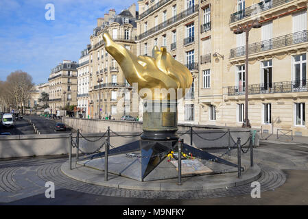 Fiamma della libertà (1989) un rame dorato replica della statua della libertà della fiamma (Parigi adottato come un memoriale non ufficiale di Diana Principessa di Galles) Foto Stock