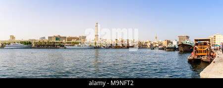 Dubai Creek panorama con vista oltre alla grande Moschea minareto, Torrente di Dubai, Dubai, UAE Foto Stock