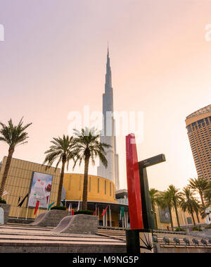 Il Burj Khalifa e il Dubai Mall, il centro cittadino di Dubai, Dubai, Emirati Arabi Uniti Foto Stock