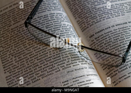 Apprendimento Eanglish definizione della parola con gli occhiali. Foto Stock