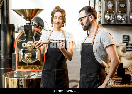 Baristi per controllare la qualità di caffè Foto Stock