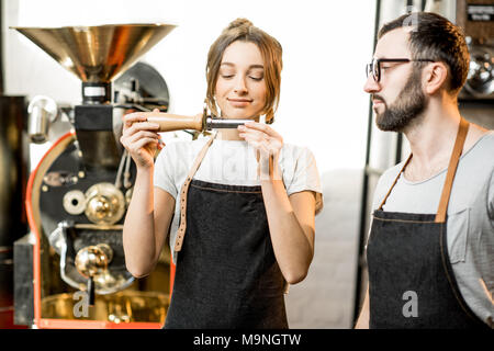 Baristi per controllare la qualità di caffè Foto Stock