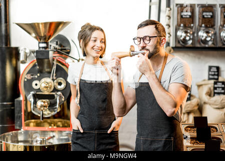 Baristi per controllare la qualità di caffè Foto Stock