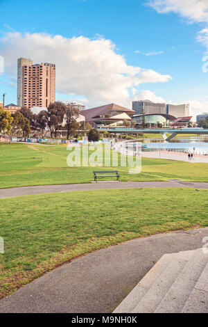 Adelaide, Australia - 27 agosto 2017: Adelaide skyline della città visto dalla rotonda per Elder Park su un luminoso giorno Foto Stock