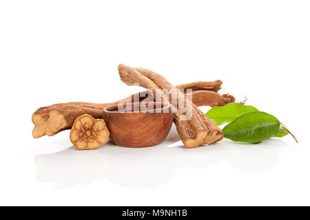 Banisteriopsis caapi legno, psychotria foglie e ayahuasca brew nella ciotola di legno isolato su sfondo bianco. Impianto tradizionale medicina. S contemporanea Foto Stock