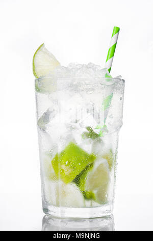 Caipirinha cocktail in vetro su sfondo bianco. Foto Stock