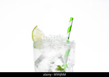 Caipirinha cocktail in vetro su sfondo bianco. Foto Stock